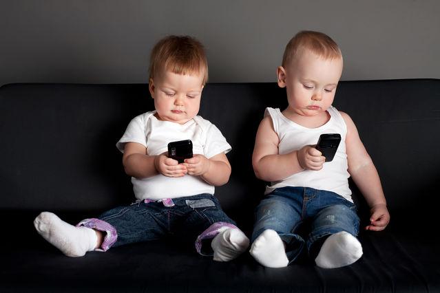 Why Parents Should Put Down Their Smartphones