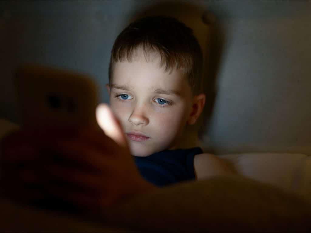 Screen Time Before Bed Linked to Less Sleep, Higher BMIs in Kids